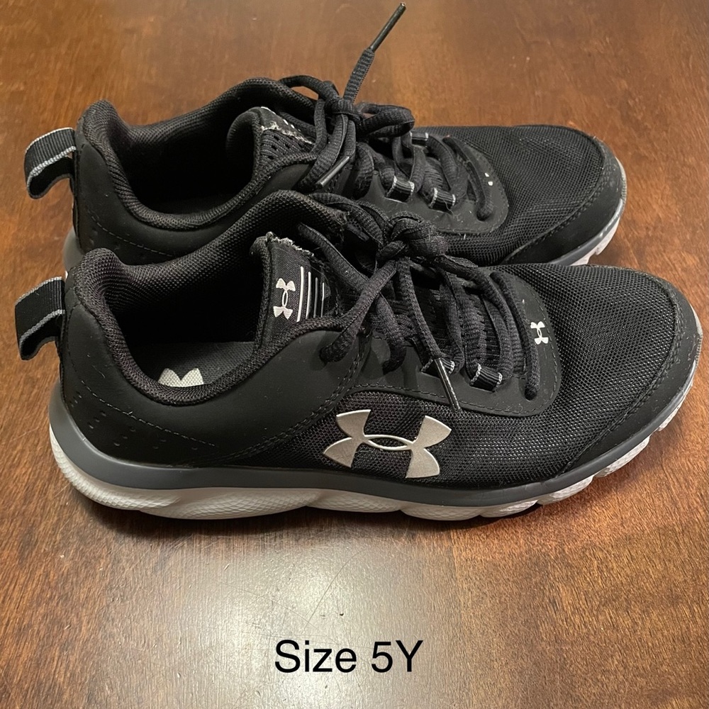 Boys Under Shoes size 5